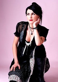 Sharon Den Adel